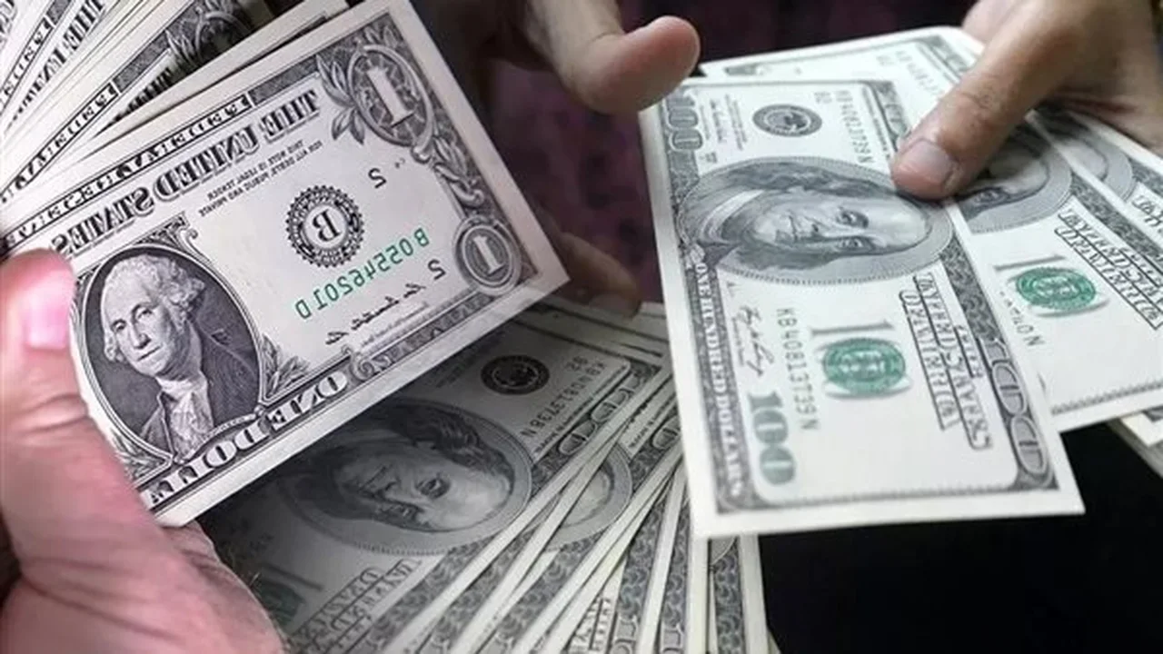 تباين أسعار شراء وبيع الدولار مقابل الجنيه في البنوك المصرية اليوم